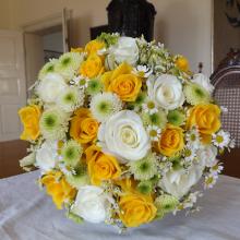 Svatební kytice žlutá a bílá.