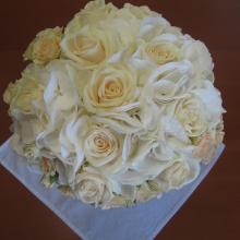Svatební kytice bílá a krémová.