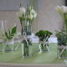 Výzdoba svatební tabule bílá a zelená.