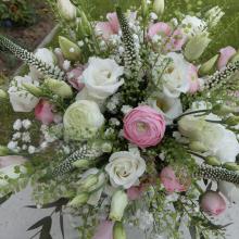Svatební kytice bílá a růžová.