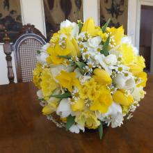 Svatební kytice bílá a žlutá.