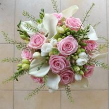 Svatební kytice bílá a růžová.